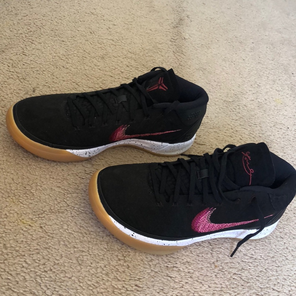 These are Nike basketball/Volleyball shoes.